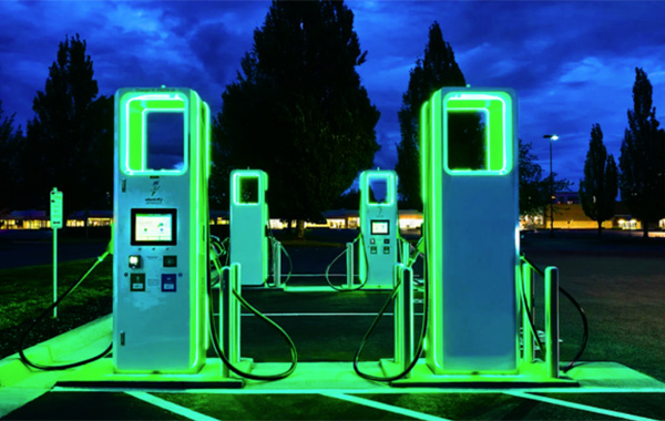 Trạm sạc pin công cộng cho ô tô thanh toán qua mã QR